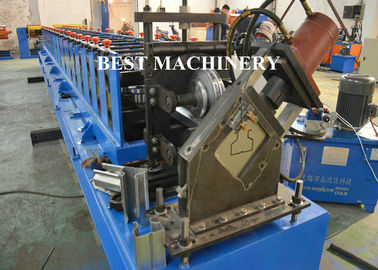 Rollo de acero galvanizado hidráulico del estante del estante de las mercancías del perfil que forma tamaño ajustable del cambio de la máquina