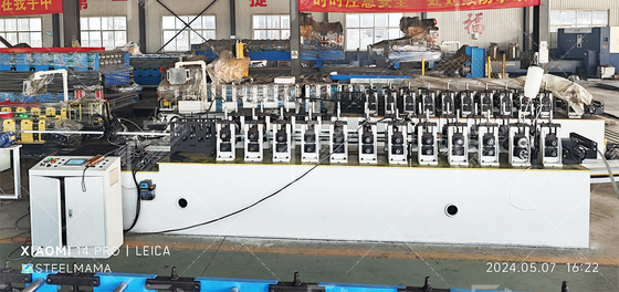 Máquina automática de moldeado de rodillos y pistas de metal para la producción de redes de techo