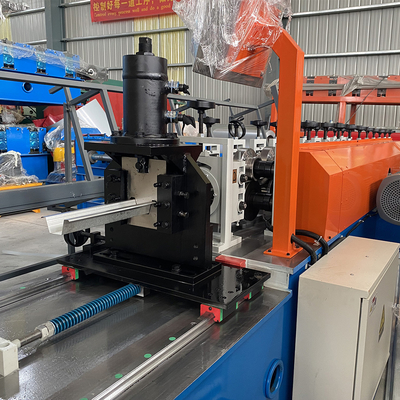 Máquina de moldeado de rodillos de rodillo y pista de control PLC Tipo de corte de sierra voladora