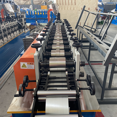Máquina de moldeado de rodillos de rodillo y pista de control PLC Tipo de corte de sierra voladora