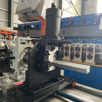 Máquina de moldeado de rodillos de rodillo y pista de control PLC Tipo de corte de sierra voladora