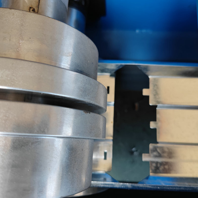 0.8-1.2 mm Máquina de moldeado de rodillos de doble cabeza de puerta de autobloqueo